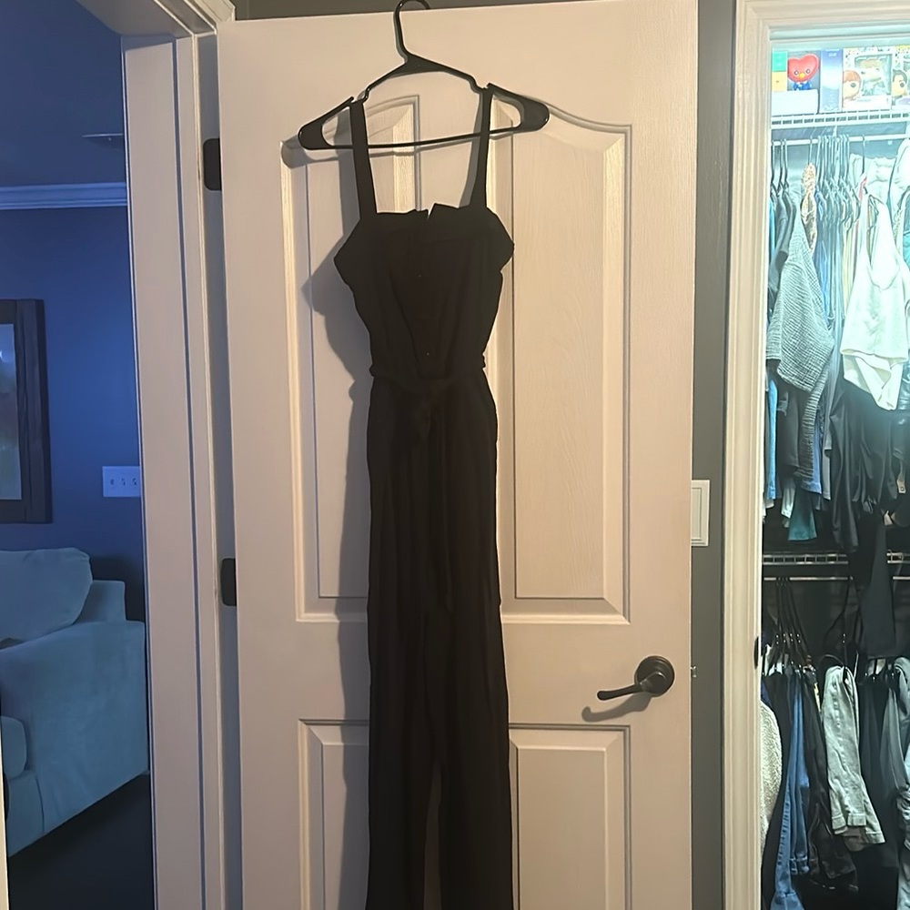 Black sleeveless julpsuit